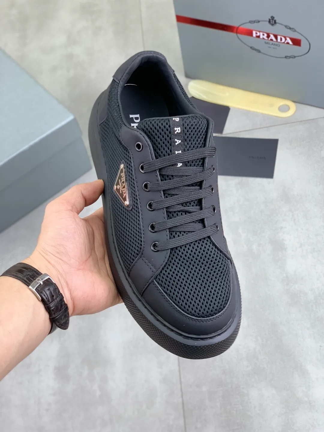 Men's shoes 💰P580💰 [New style] High version official website popular models are on the market, 🆘 Trendy brand (Prada) mainly promotes popular models, avant-garde and versatile fashion men's shoes private version mold opening, cowhide surface splicing 1:1.. Fashionable and simple, original imported cowhide lining cowhide feet; the atmosphere and personality are more fashionable, eye-catching and pursuing class. It will subvert the old idea and be a must-have for fashion trendsetters with you! Must keep it for yourself! Tall and comfortable, large and low, high-end quality workmanship. Size: 38-44 6️⃣colors available.